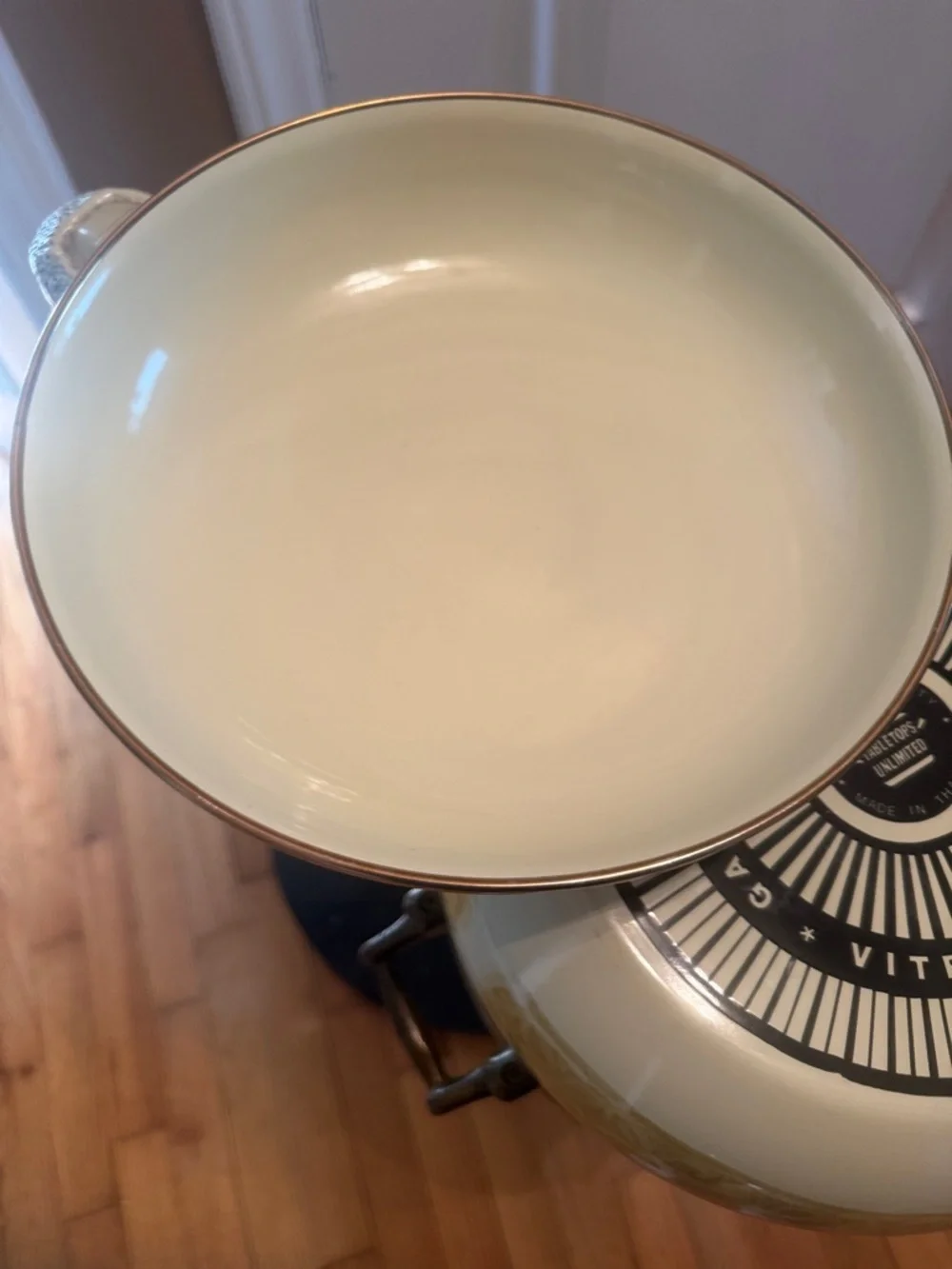 Tabletops Unlimited Bellagio 2 QT Enamel Dutch Oven - Cream with Palm Tree